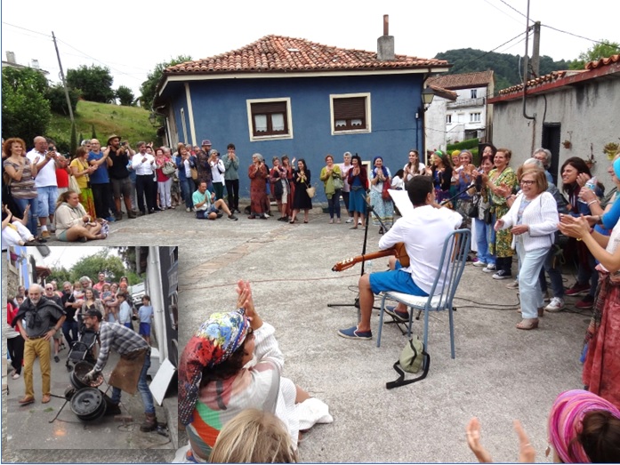 Actividad del Festival Escena en la plaza de la fragua, de Santa Eulalia, en el verano de 2023, con Manu Lloris de ferreru (en el detalle).