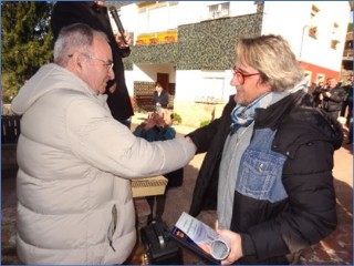 Maxi, recibiendo de Enrique Meana la placa.