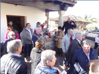 Momentos previos a la rifa, con las cestas preparadas y Enrique Meana haciendo una indicacin.