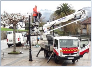 En la foto de la pgina anterior, colocacin de luces navideas en la Plaza del Emigrante, el 5 de diciembre de 2019 ./ EL ECO