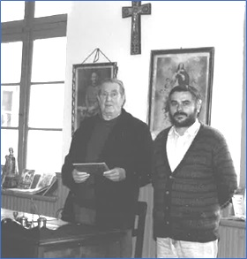En esta foto, Eduardo y Mem, en el aula de Santa Eulalia en la que imparti aqul y recibi ste clase; y con motivo de una recreacin de poca, germen del que hoy es Museo de la Escuela Rural de Asturias, en Vin. EL ECO, Archivo
