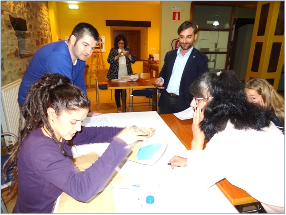 Gerardo Fabin al termino de la jornada, en la Mesa de Santa Eulalia, con sus integrantes comprobando las actas finales./ Foto: EL ECO