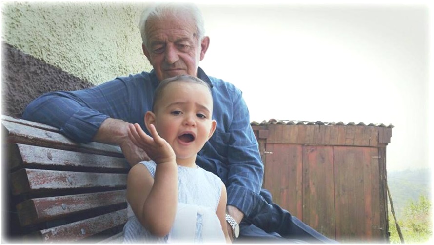 Con su bisnieta, Yaza, hija de su nieto Gacel./ Facebook de Gacel