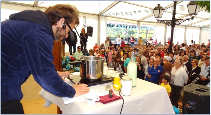 No pierdo la esperanza y la ilusin de celebrar el Festival del Arroz con Leche, pero la salud de los vecinos es lo primero. (En esta foto, escena del ao pasado, con el pregonero -el gipsy chef, Pablo Albuerne-).- EL ECO