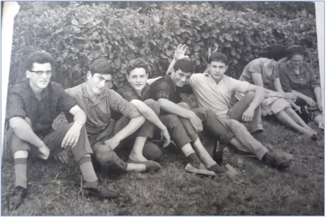 En el Carmen de Arboleya de 1961, con  -de izquierda a derecha- Pedro Monestina (de Casa del Ro), Jos Manuel Cortina (de La Quintana), Quito Monestina (hermano de Pedro) y Enrique Palacio (de El Retiro). A la derecha, Mara Gonzlez Cuesta hablando con