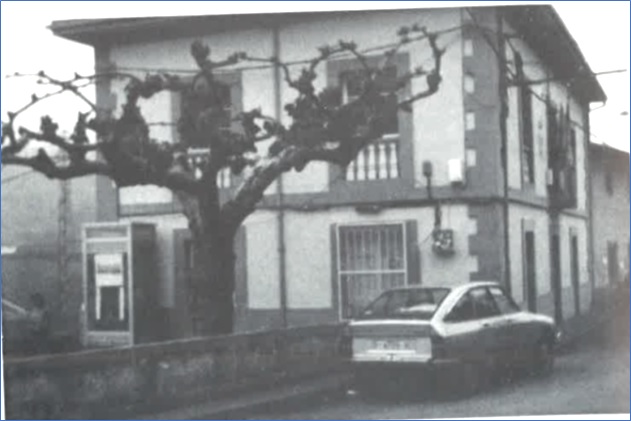 La Plaza conoci otras soluciones, como sta de finales de los ochenta, con la panda de separacin de la carretera.- /  Foto de Emiliano Prez Junco, de su libro Cabranes. Notas sobre historia, vida y arte del Concejo.