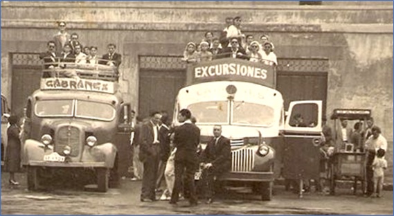 El Pacn (adquirido en Monforte-Lugo) y La Serrana (en Segovia), los dos primeros vehculos con los que comenz la singladura, aparcados en la Plaza del Humedal (en Gijn), durante una excursin del Catecismo, en 1952. / Archivo