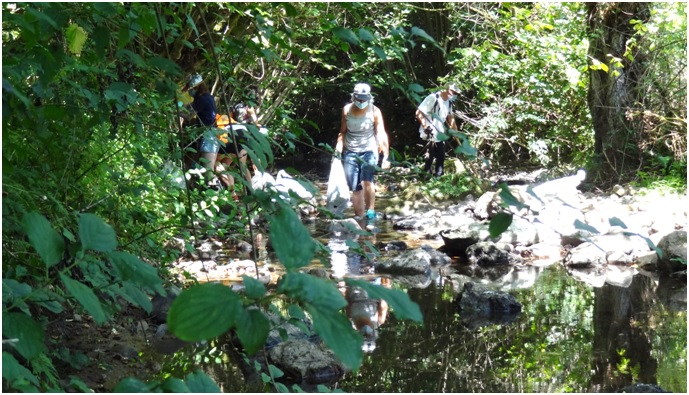 Beln Rodrguez avanza con una bolsa, en busca de ms basura. Foto: EL ECO