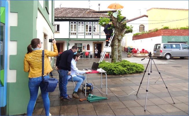 Tres de los cuatro promotores de la idea ,en plena ejecucin del primer acto, el viernes, en la Plaza del Emigrante: Pablo Monestina, al teclado y a los mandos de la transmisin en directo; Javier Fernndez, atento a sus detalles; y Adrin Rouco, bajando