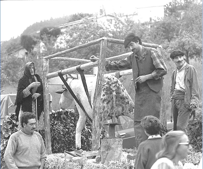 Fermn y el entonces Alcalde Joaqun Lloris participando en una carroza en Freneu