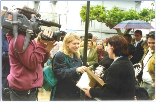 Mara Antonia Llaniella Portilla (Toa), entrevistada para Telecinco tras ganar al ao siguiente./ Fotos: EL ECO, Archivo