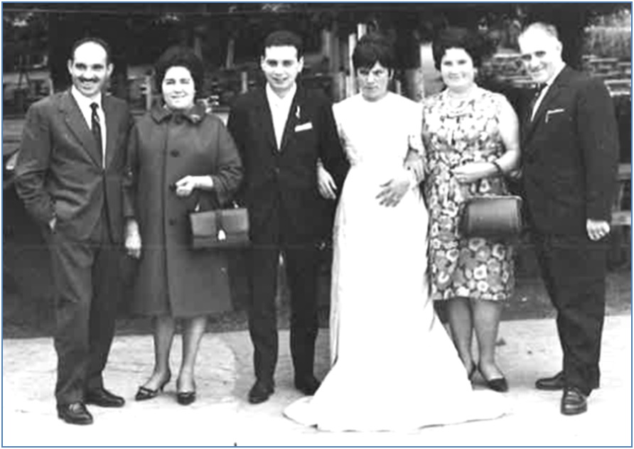 Segunda por la derecha, con su esposo  Manuel (El Barbero), Jos Antonio Corripio y Emma Monestina, en la boda de Juan (de Piera) y Carmina./ Archivo EL ECO