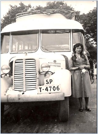 Junto a un vehculo de Autocares Cams, en 1957