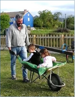 Fermn paseando a unos nios en carretilla