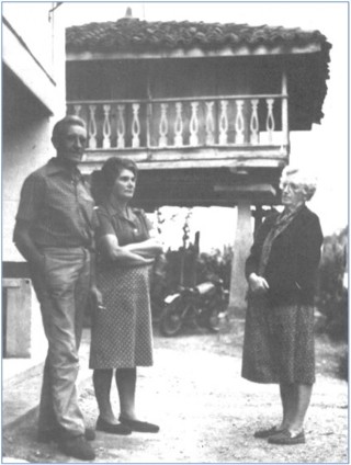 Entre Lito (su esposo) y Celia (hermana de ste), delante de su casa y hrreo de Fresnedo, en septiembre de 1985, tras soportar 63 horas de tensa espera. / Foto: EL ECO, Archivo