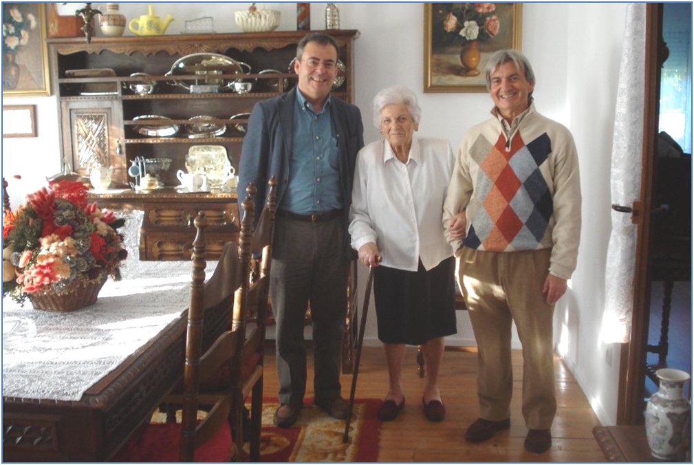 Maruja, entre scar y su hijo, ngel, en su casa de Vidanes, en octubre de 2013./ Foto. Jos Antonio Martnez Rozas