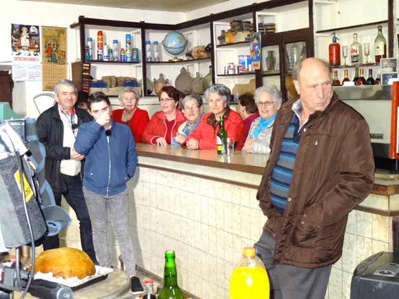 Pedro (primero por la derecha) en Casa Melchor (Torazo) el 31 de enero de 2018 durante la grabacin del programa De Romandela, de TPA. / EL ECO, Archivo