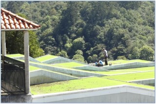 Operarios realizando las mejoras en el tejado del polideportivo