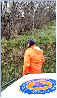 Miembros de proteccin civil revisando las trampas de velutina