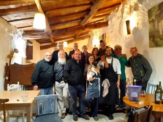 Vecinos y amigos en la despedida en el Pusaki