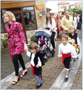 El Ramo infantil que abra  el desfile procesional, llegando ya a La Sienra. / EL ECO