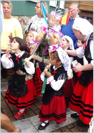 Ramo infantil, con las nias Olaya (primera por la izquierda, hija de Aurora, de La Portalada) e Irene Muo Cardn (de La Llanxa; con su madre, Mara, tambin con traje regional). / EL ECO