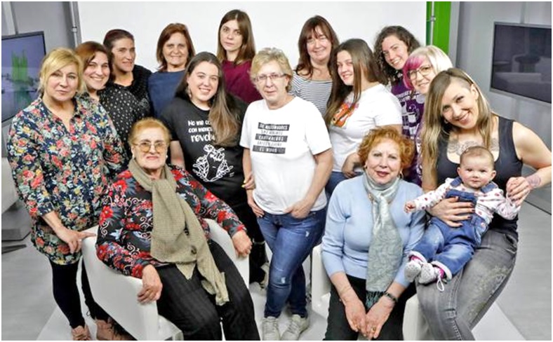 Foto de familia. Quince mujeres distribuidas en seis grupos de madres e hijas participaron en el debate de El Comercio sobre el futuro del feminismo. A la izquierda, el grupo de cabranesas. / Imagen de Arnaldo Garca.