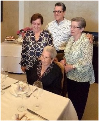 En la celebracin de su 103 cumpleaos, con sus hijos, Adelina, Adelino y Lucinda (sta, la nica que naci en Cabranes: Lleg con dos aos a Santo Domingo).