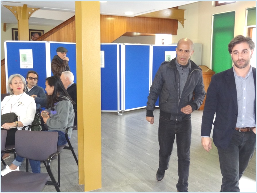 El escritor, acompaado por al Alcalde, Gerardo Fabin, haciendo su entrada en la Casa de Cultura/ FOTO: EL ECO