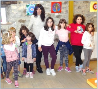 Con la profesora, Salom Villarroya. / EL ECO