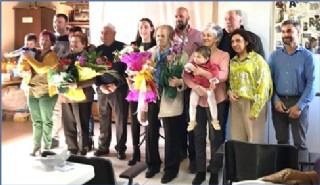 Las homenajeadas posando con sus respectivas familias y autoridades