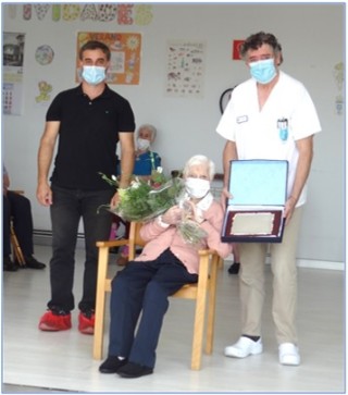 Con el Alcalde y el director, tras recibir la placa y las flores.