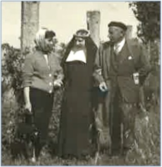 En su primera etapa, con hbito, junto a su padre, Pepe, y a su hermana, Angelina.