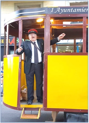 Julian en el Tranvia de la carroza del Da de Asturias