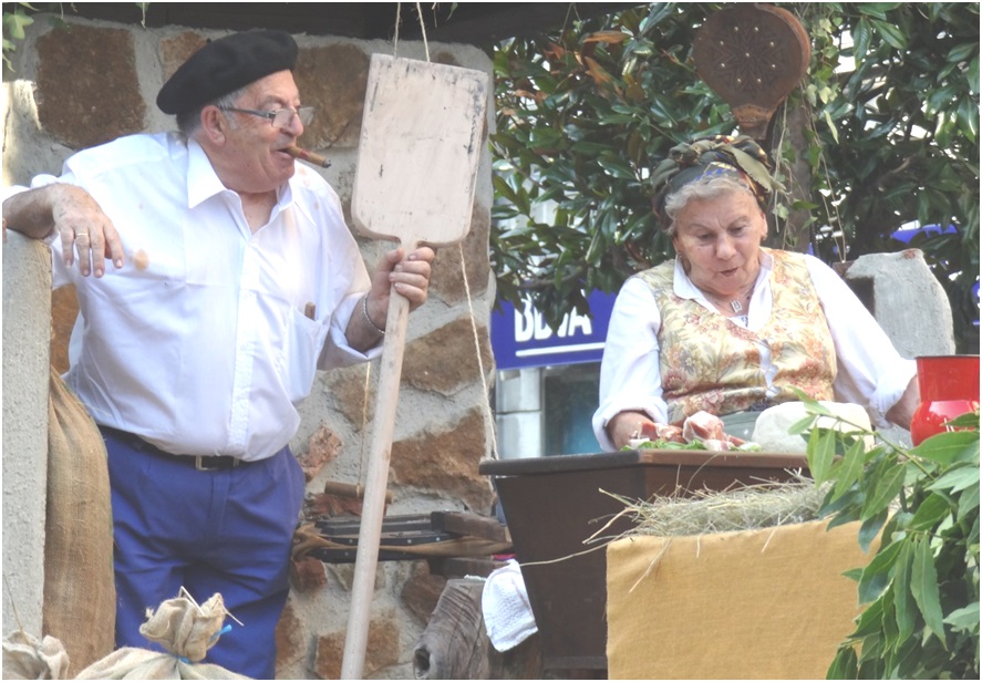 Julin agot los puros, entre l y el pblico; y Amparito amas (con pena por no rematar su trabajo en la forna)./ Fotos: EL ECO