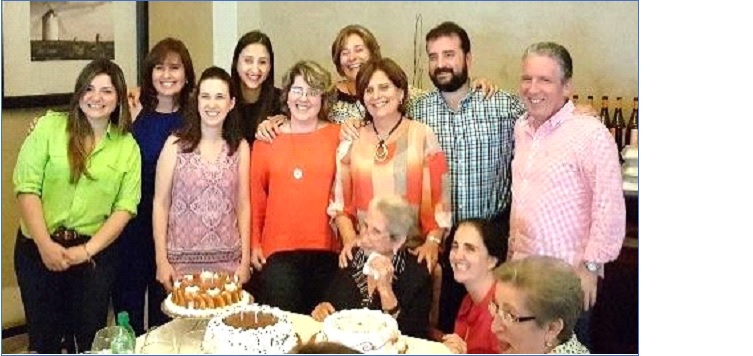 Con parte de su grupo familiar, hace dos aos.