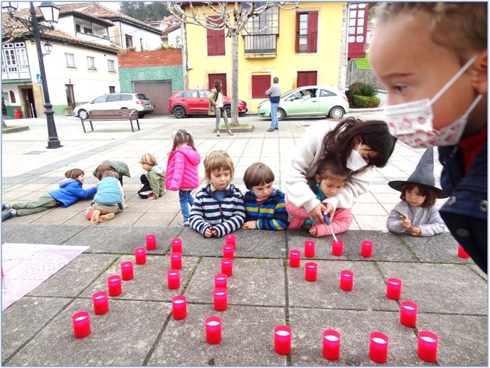 Covadonga Laviada ayudando a los nios a encender las velas./ EL ECO