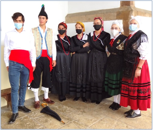 De izquierda a derecha, Metheo Godart (de La Cotariella), Nicols Fernndez (de Torazo), Mari Luz Cortina Fabin, Carmen Fabin Huerta, Sonia Iglesias Gonzlez, Paula Villa Corrales (con el escudo de Cabranes bordado) y Mara Victoria Reinaldo, al final d