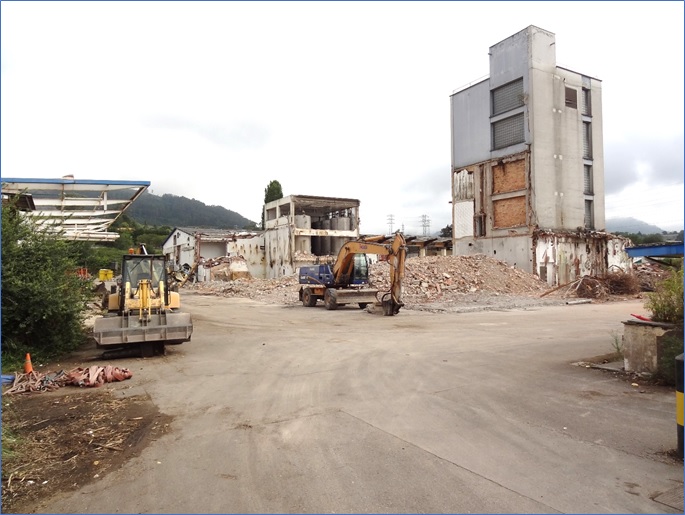 La torre (en foto del 31 de agosto), unda antes de empezara sucumbir./ EL ECO