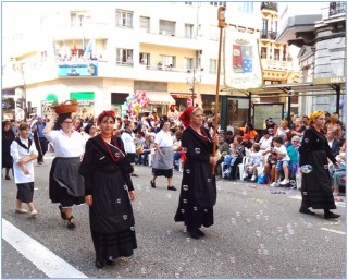 Josefina Prida, con el estandarte, entre Arabela Garca y Carmen Fabin.  / EL ECO