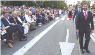 El presidente de la Junta General, Pedro Sanjurjo, y el Alcalde de Oviedo, Wenceslao Lpez, celebran con una sonrisa la presencia del Alcalde cabrans en el desfile./ Foto: EL ECO