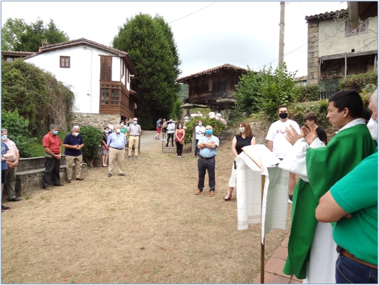 El padre Juan Carlos Tamayo Garca (de la Asociacin Lumen Dei, actual administradora parroquial)  fue quien ofici el culto, el principal desde el interior de la Capilla (pgina siguiente). Al final, desde el exterior  -en esta imagen-  dirigi unas pala