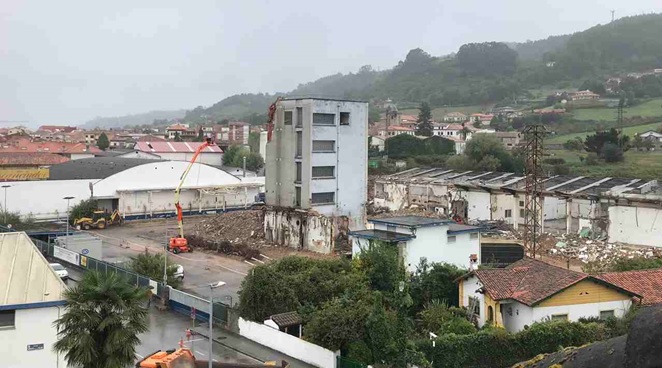 Trabajos de demolicin de la Torre del Egrn./ Foto de Villaviciosahermosa
