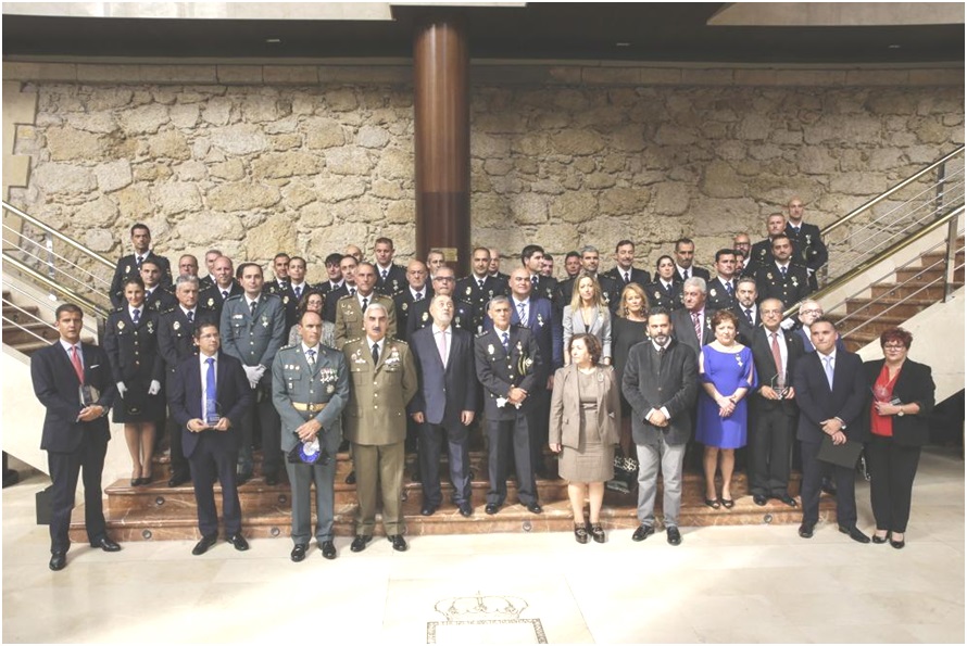 Los 36 condecorados  -31 de ellos, agentes-, con las autoridades.  Entre ellos, en la fila superior, derecha, Toni./ Foto de La Nueva Espaa