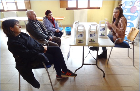 De izquierda a derecha, Lourdes Morte (de Niao), Melchor Garca y Margarita Vallejo (de Santa Eulalia), recibiendo las explicaciones de Alicia. / EL ECO