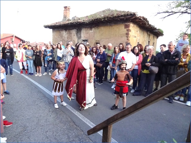 Una zalamera Rosa Ana Sierra Conde con su hijo romano, llamando a Oblix: Oblix, yuju..., seis aos detrs de ti...!. / Foto: EL ECO