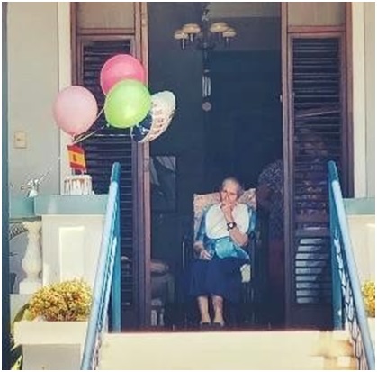 Con globos y la bandera sobre la tarta, porque todos estuvimos afuera y desde lejos celebramos y cantamos un Feliz cumpleaos!