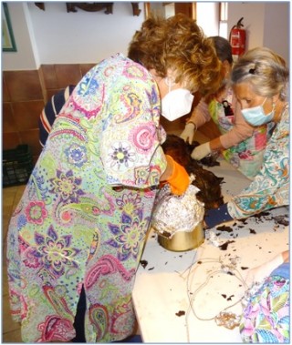 Josefina Prida se dispone a descubrir al recin creado, embutido en una lata, en La LLanxa./ Foto: EL ECO