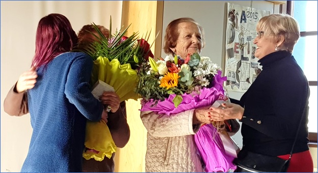 Esther y Pepa, en el momento de recibir los ramos de flores y los broches.