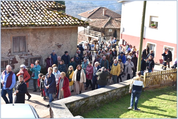 Con gran tirn de gente, en una buena maana. A la derecha, zona de parque donde se sirvieron las degustaciones.